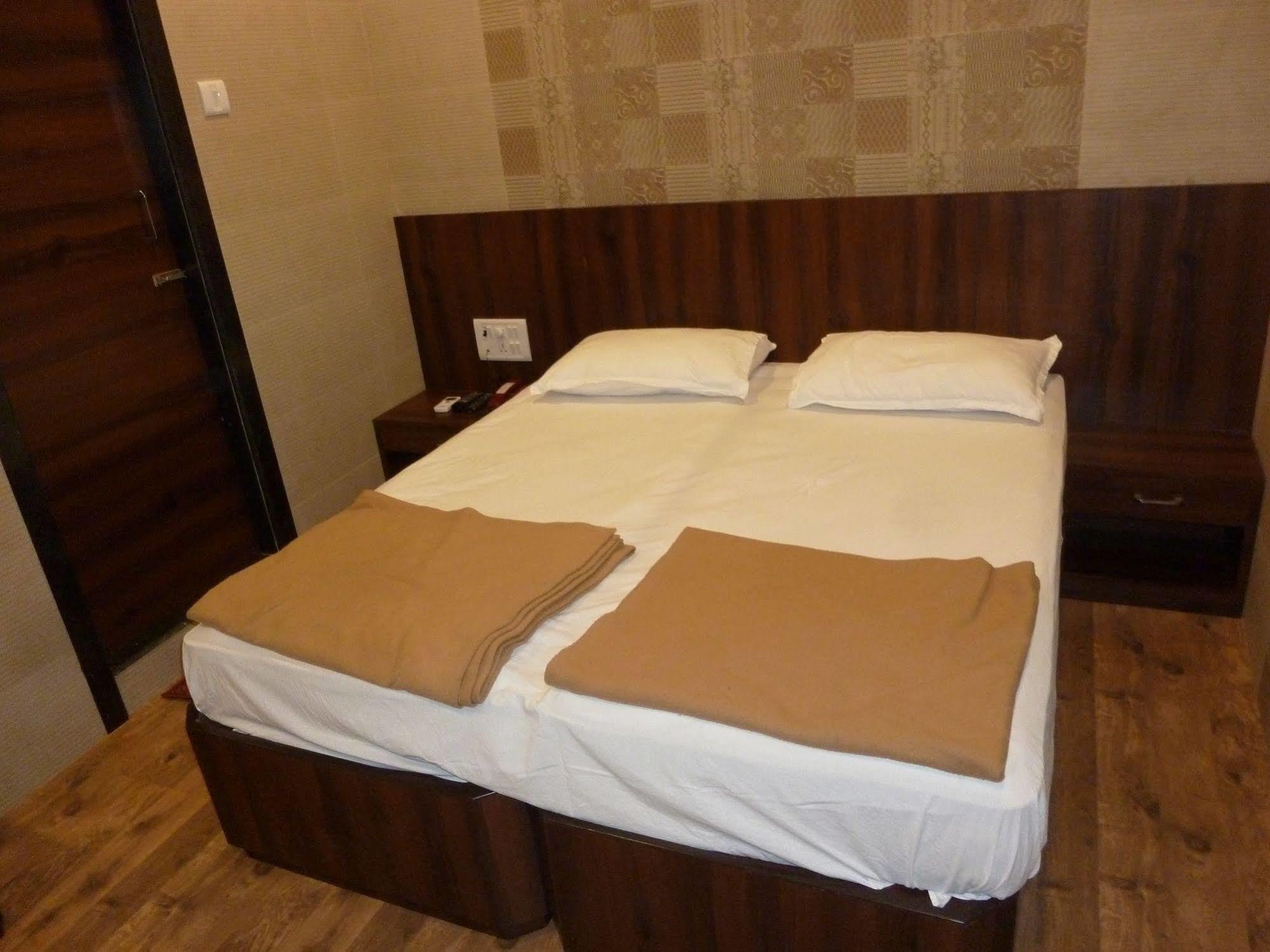 Hotel Regal Palace มุมไบ ภายนอก รูปภาพ