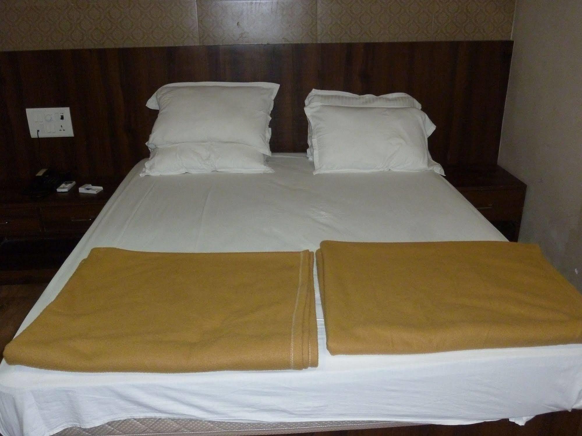 Hotel Regal Palace มุมไบ ภายนอก รูปภาพ