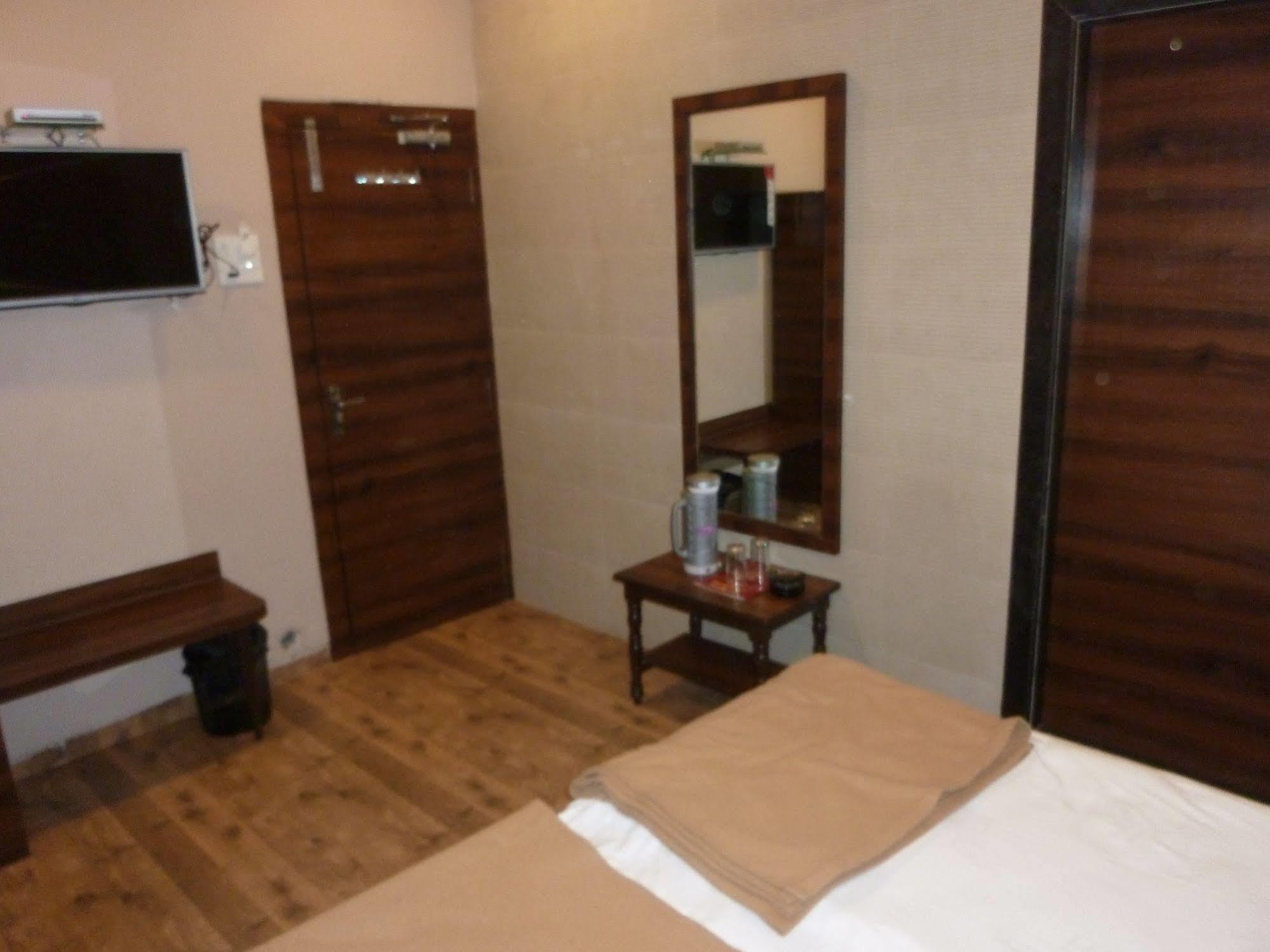 Hotel Regal Palace มุมไบ ภายนอก รูปภาพ