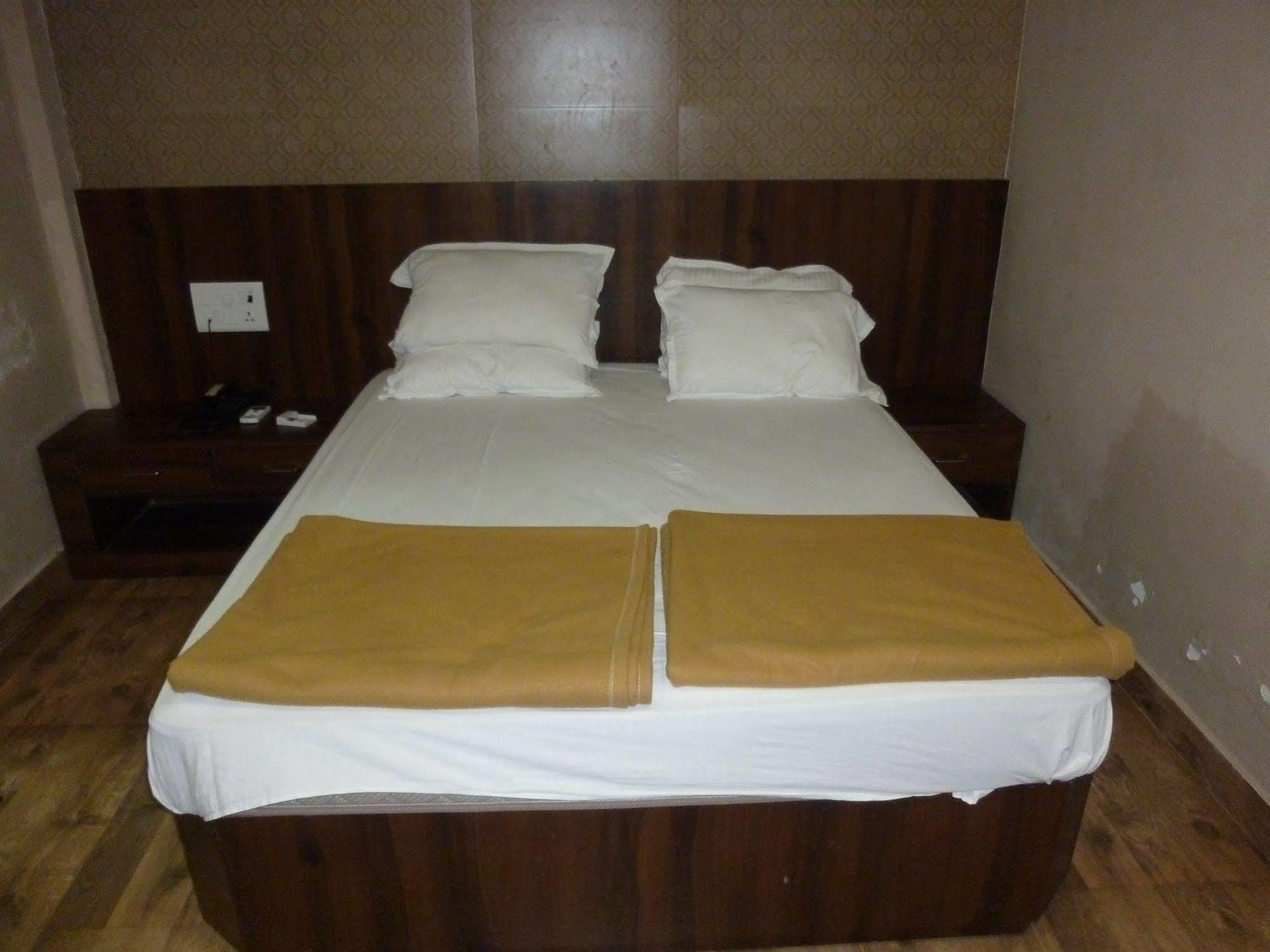 Hotel Regal Palace มุมไบ ภายนอก รูปภาพ
