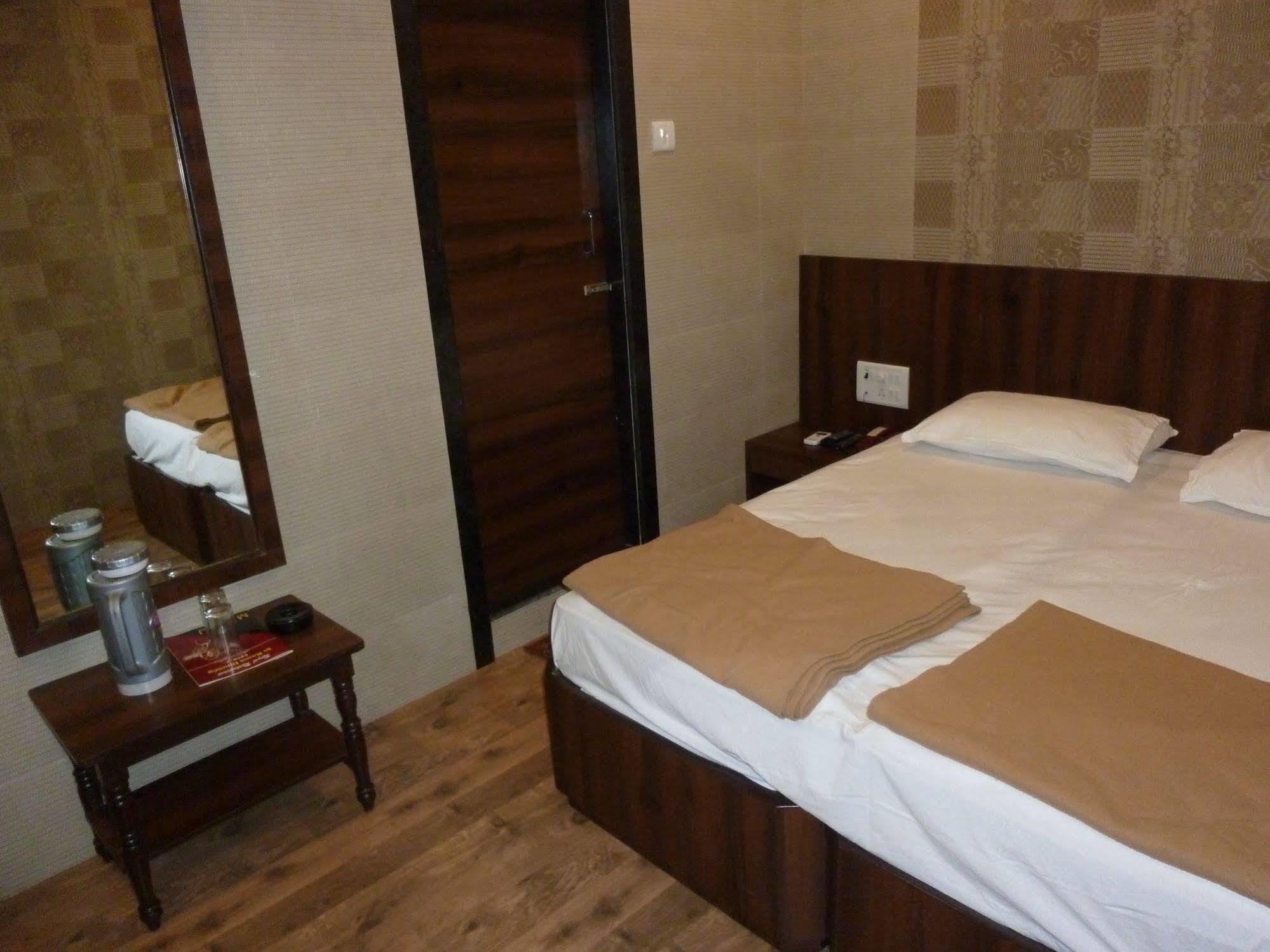 Hotel Regal Palace มุมไบ ภายนอก รูปภาพ