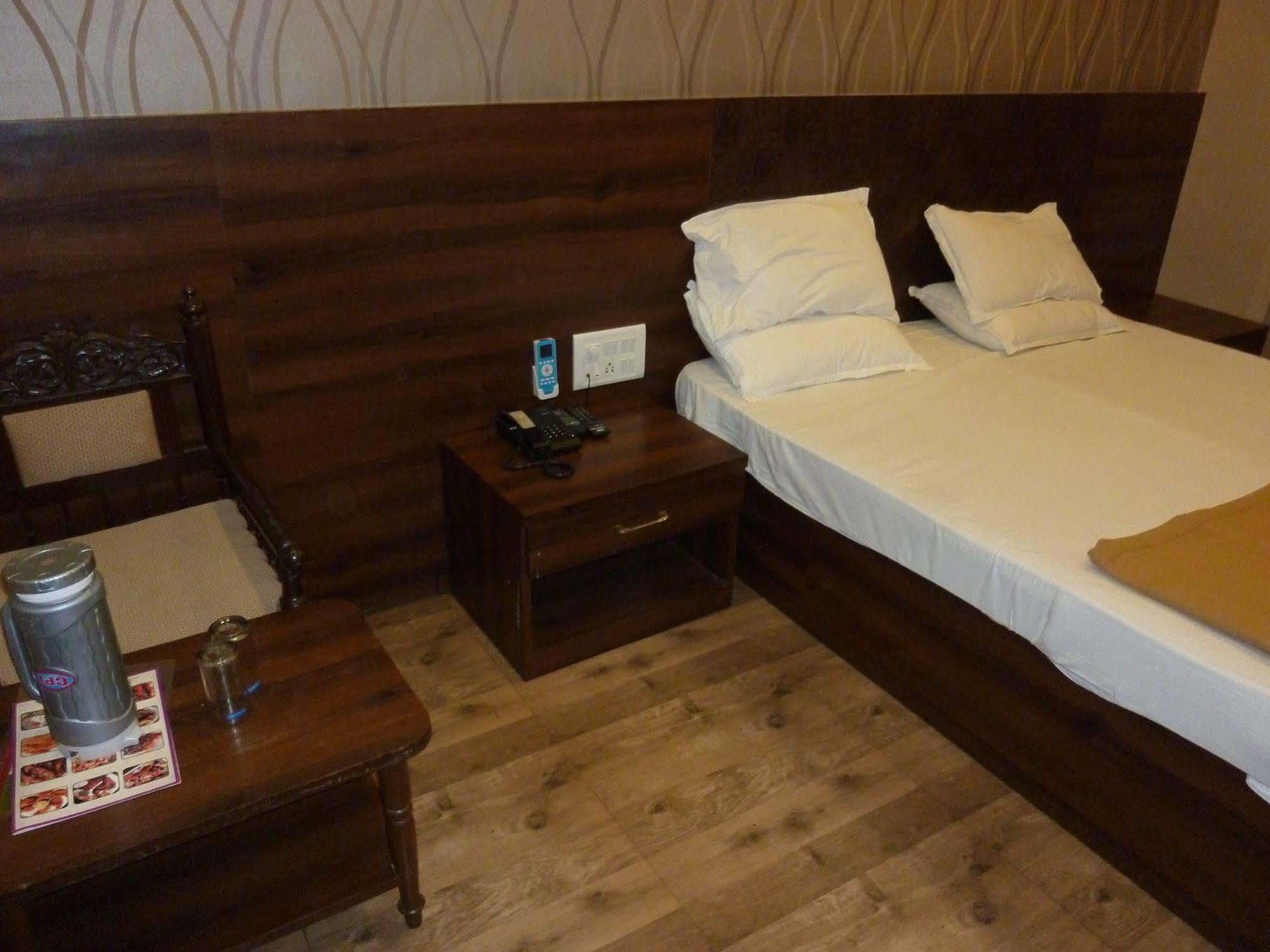 Hotel Regal Palace มุมไบ ภายนอก รูปภาพ
